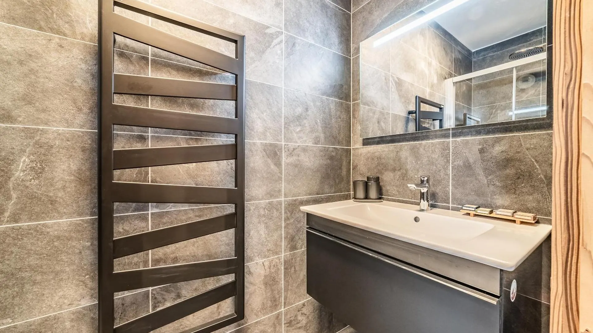 Apartment Rivulet, Chatel- By Emerald Stay